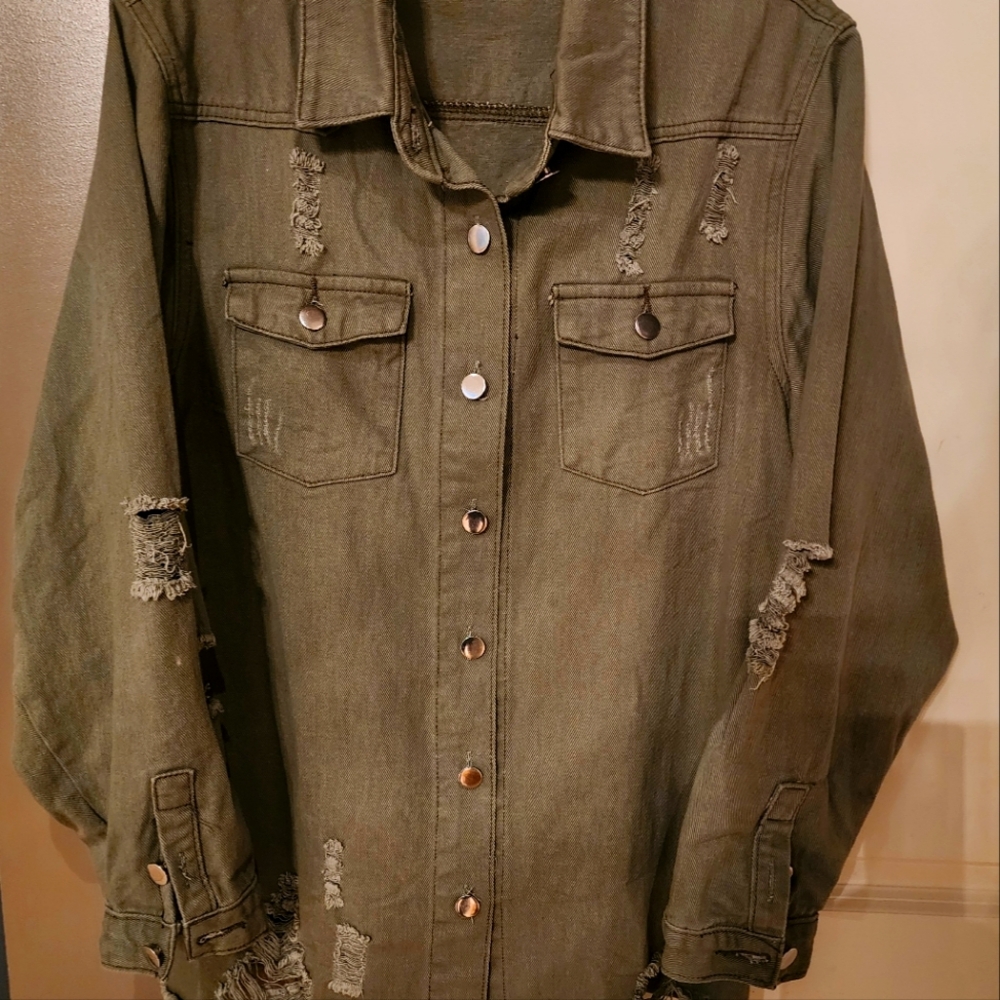 DISTRESSED JEAN JACKET